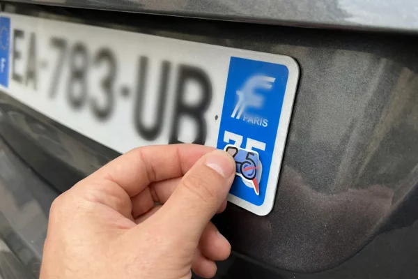 Autocollants de plaque d&rsquo;immatriculation : ce qu&rsquo;il faut savoir avant d&rsquo;en poser