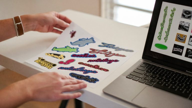 Stickers personnalisés fraîchement imprimés sur un bureau de création
