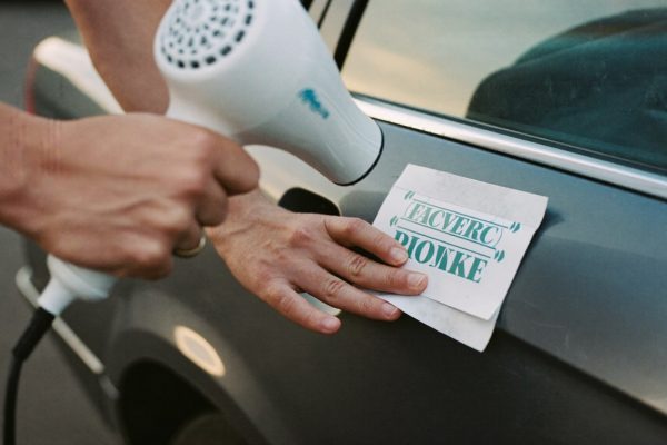 Enlever un sticker sans laisser de trace : voiture, mur, vitre