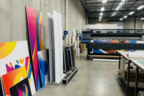 Du sticker au panneau : comprendre l&rsquo;impression grand format