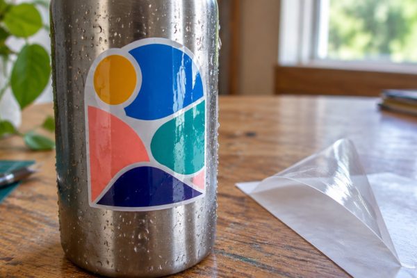 Stickers waterproof : comment protéger ses autocollants imprimés de l&rsquo;eau